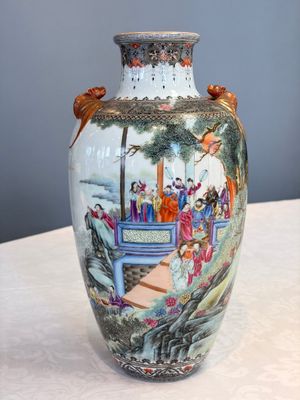 A fine Chinese famille rose vase with narrative design, Qianlong mark, Republic — photo 1