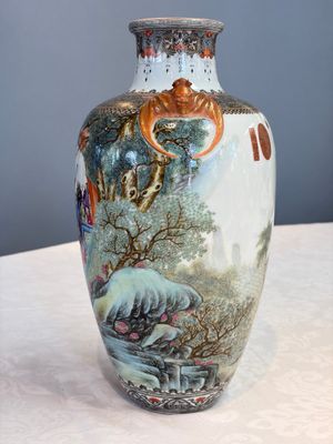 A fine Chinese famille rose vase with narrative design, Qianlong mark, Republic — photo 2