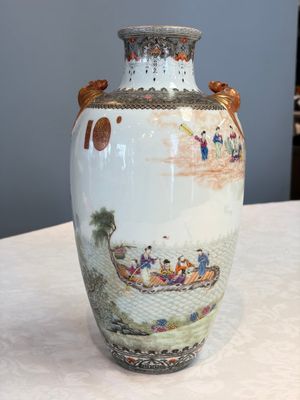 A fine Chinese famille rose vase with narrative design, Qianlong mark, Republic — photo 3