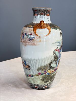 A fine Chinese famille rose vase with narrative design, Qianlong mark, Republic — photo 4