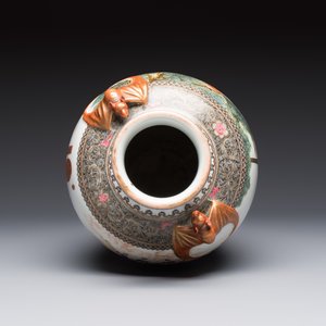 A fine Chinese famille rose vase with narrative design, Qianlong mark, Republic — photo 5