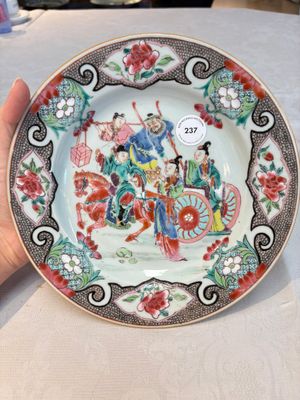 A fine Chinese famille rose 'Xi Xiang Ji' plate, Yongzheng/Qianlong — photo 1