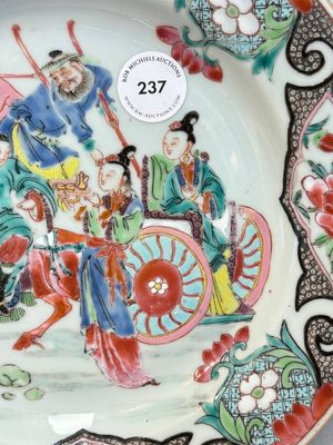 A fine Chinese famille rose 'Xi Xiang Ji' plate, Yongzheng/Qianlong — photo 3
