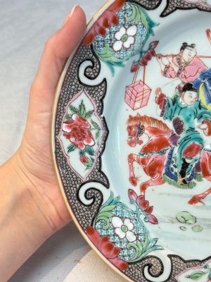 A fine Chinese famille rose 'Xi Xiang Ji' plate, Yongzheng/Qianlong — photo 6