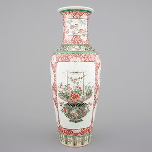 A fine Chinese famille verte and iron red porcelain vase with flowers in a basket, 19th C. — photo 1