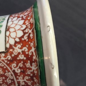 A fine Chinese famille verte and iron red porcelain vase with flowers in a basket, 19th C. — photo 11