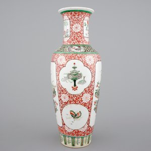A fine Chinese famille verte and iron red porcelain vase with flowers in a basket, 19th C. — photo 2