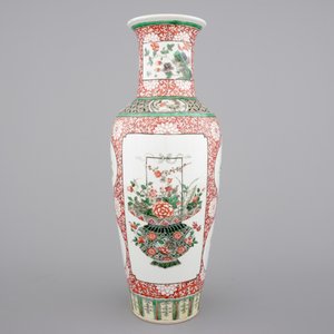 A fine Chinese famille verte and iron red porcelain vase with flowers in a basket, 19th C. — photo 3