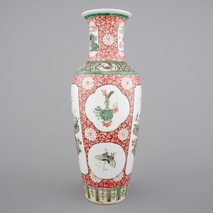 A fine Chinese famille verte and iron red porcelain vase with flowers in a basket, 19th C. — photo 4