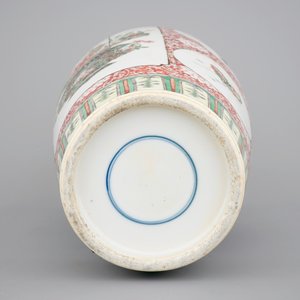 A fine Chinese famille verte and iron red porcelain vase with flowers in a basket, 19th C. — photo 6
