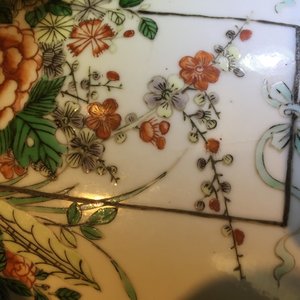 A fine Chinese famille verte and iron red porcelain vase with flowers in a basket, 19th C. — photo 7