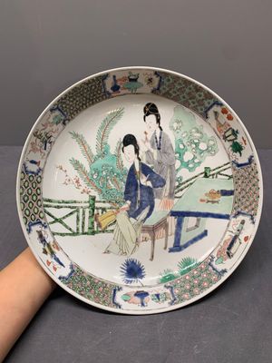 A fine Chinese famille verte 'court ladies' dish, Kangxi — photo 1