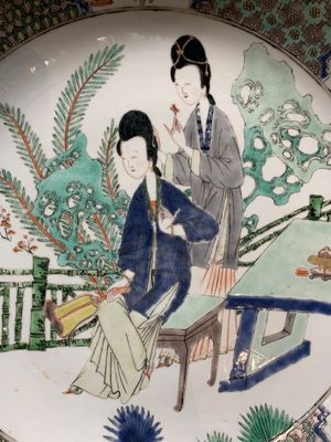 A fine Chinese famille verte 'court ladies' dish, Kangxi — photo 2