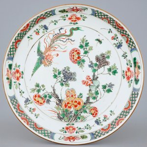 A fine Chinese famille verte dish with a flying fenghuang, Kangxi — 照片 1