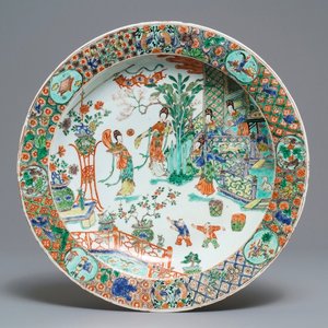 A fine Chinese famille verte dish with ladies in a garden, Kangxi — 照片 1