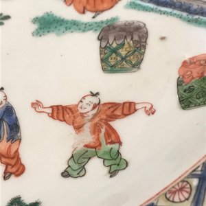 A fine Chinese famille verte dish with ladies in a garden, Kangxi — 照片 11