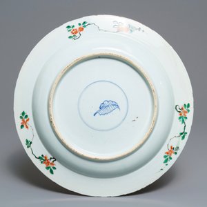 A fine Chinese famille verte dish with ladies in a garden, Kangxi — 照片 2