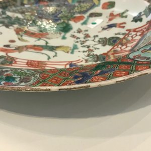A fine Chinese famille verte dish with ladies in a garden, Kangxi — 照片 7