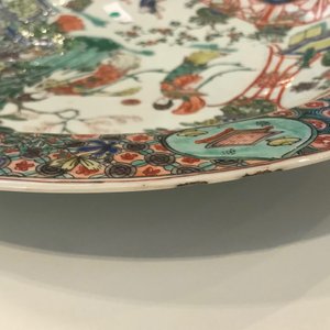 A fine Chinese famille verte dish with ladies in a garden, Kangxi — 照片 9