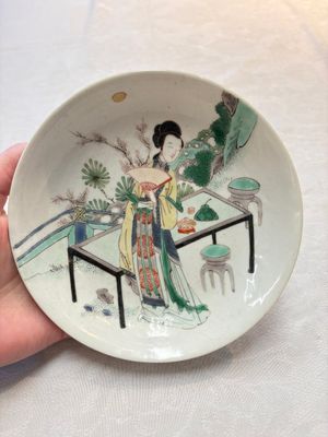 A fine Chinese famille verte 'elegant beauty' plate, Chenghua mark, Kangxi — photo 1