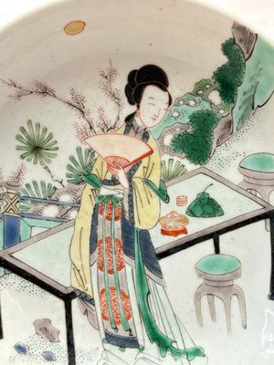 A fine Chinese famille verte 'elegant beauty' plate, Chenghua mark, Kangxi — photo 2