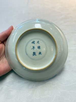 A fine Chinese famille verte 'elegant beauty' plate, Chenghua mark, Kangxi — photo 3