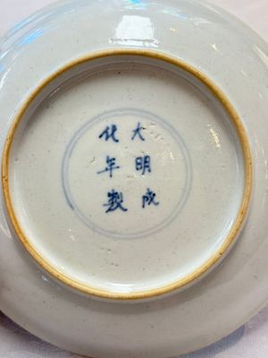 A fine Chinese famille verte 'elegant beauty' plate, Chenghua mark, Kangxi — photo 4