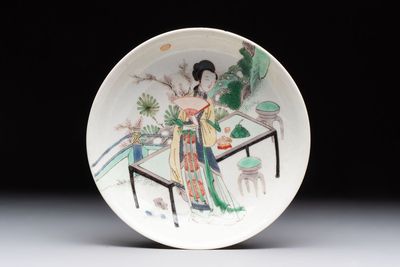A fine Chinese famille verte 'elegant beauty' plate, Chenghua mark, Kangxi