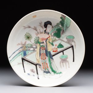 A fine Chinese famille verte 'elegant beauty' plate, Chenghua mark, Kangxi — photo 1