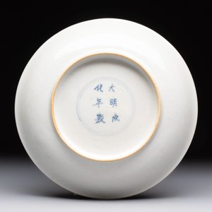 A fine Chinese famille verte 'elegant beauty' plate, Chenghua mark, Kangxi — photo 2