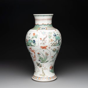 A fine Chinese famille verte 'mythical creatures' vase, Kangxi — photo 2