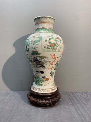 A fine Chinese famille verte 'mythical creatures' vase on a reticulated wooden stand, Kangxi — photo 1