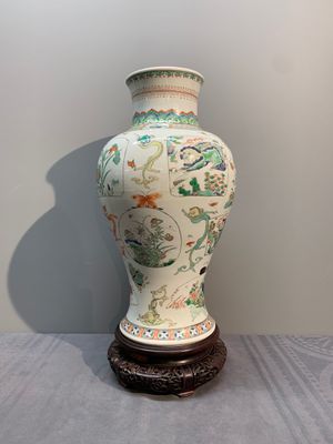A fine Chinese famille verte 'mythical creatures' vase on a reticulated wooden stand, Kangxi — photo 2