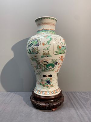 A fine Chinese famille verte 'mythical creatures' vase on a reticulated wooden stand, Kangxi — photo 3