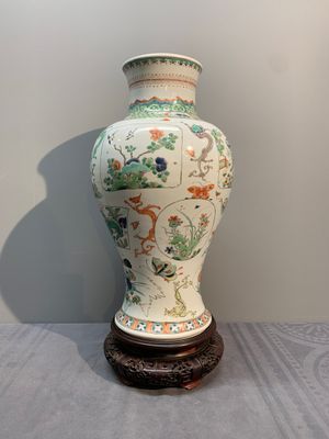 A fine Chinese famille verte 'mythical creatures' vase on a reticulated wooden stand, Kangxi — photo 4