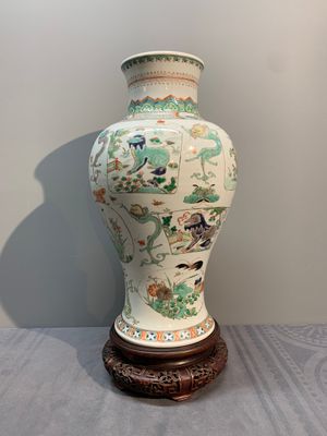 A fine Chinese famille verte 'mythical creatures' vase on a reticulated wooden stand, Kangxi — photo 5