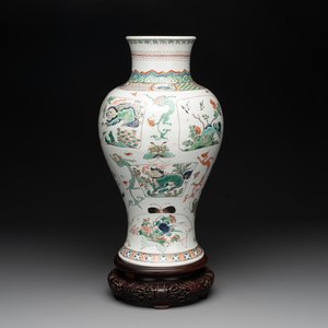 A fine Chinese famille verte 'mythical creatures' vase on a reticulated wooden stand, Kangxi — photo 1