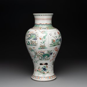 A fine Chinese famille verte 'mythical creatures' vase on a reticulated wooden stand, Kangxi — photo 2