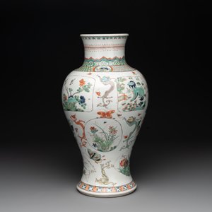 A fine Chinese famille verte 'mythical creatures' vase on a reticulated wooden stand, Kangxi — photo 3