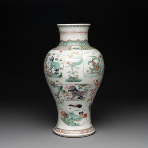 A fine Chinese famille verte 'mythical creatures' vase on a reticulated wooden stand, Kangxi — photo 4