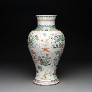 A fine Chinese famille verte 'mythical creatures' vase on a reticulated wooden stand, Kangxi — photo 5