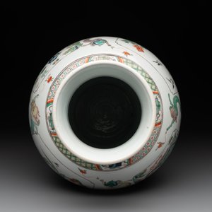 A fine Chinese famille verte 'mythical creatures' vase on a reticulated wooden stand, Kangxi — photo 6