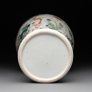 A fine Chinese famille verte 'mythical creatures' vase on a reticulated wooden stand, Kangxi — photo 7