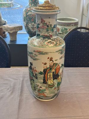 A fine Chinese famille verte 'Sanxing' rouleau vase with a gilt-bronze mount, Qing — 照片 1