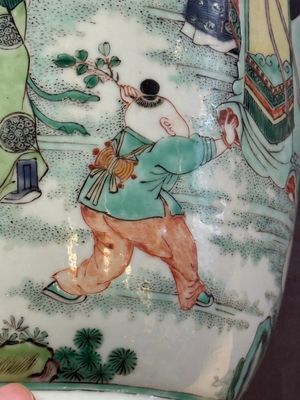 A fine Chinese famille verte 'Sanxing' rouleau vase with a gilt-bronze mount, Qing — 照片 11