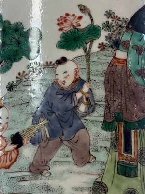 A fine Chinese famille verte 'Sanxing' rouleau vase with a gilt-bronze mount, Qing — 照片 12