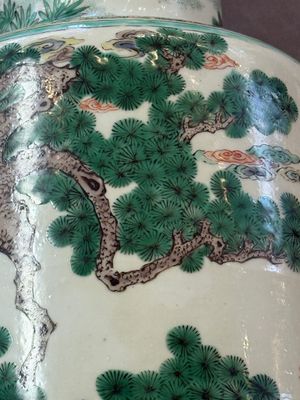 A fine Chinese famille verte 'Sanxing' rouleau vase with a gilt-bronze mount, Qing — 照片 14