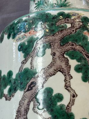 A fine Chinese famille verte 'Sanxing' rouleau vase with a gilt-bronze mount, Qing — 照片 15
