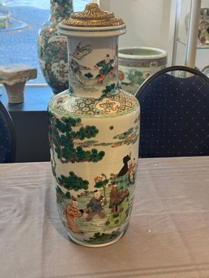 A fine Chinese famille verte 'Sanxing' rouleau vase with a gilt-bronze mount, Qing — 照片 2