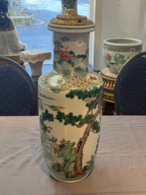 A fine Chinese famille verte 'Sanxing' rouleau vase with a gilt-bronze mount, Qing — 照片 3